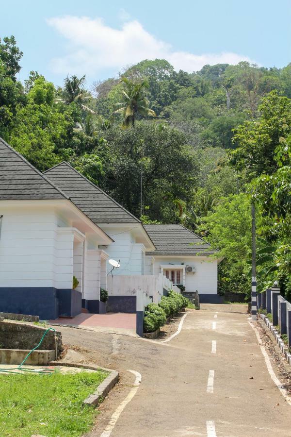 Magic Land Resorts Athirapally Irinjalakuda Buitenkant foto