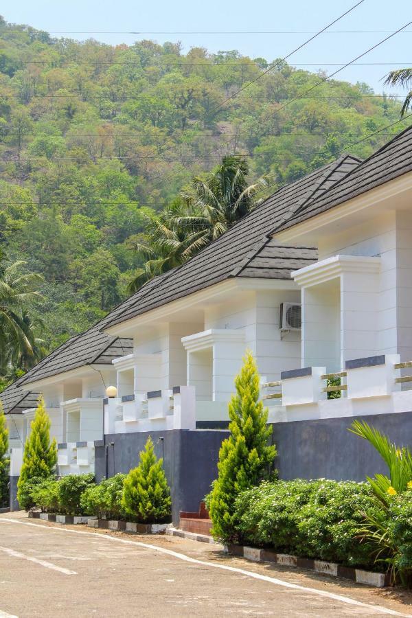 Magic Land Resorts Athirapally Irinjalakuda Buitenkant foto