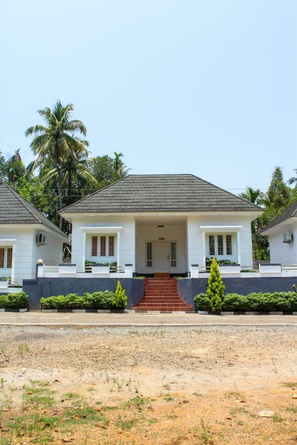 Magic Land Resorts Athirapally Irinjalakuda Buitenkant foto
